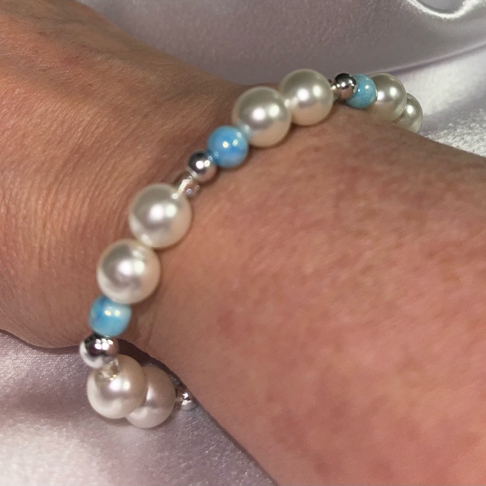 Beaded stretchy handmade bracelet pearl and aqua blue